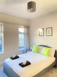 een slaapkamer met een bed met twee handdoeken erop bij Kisobi Home Bedroom 1 in Hull