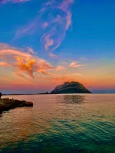 un'isola in mezzo a un grande corpo d'acqua di La Maison di Zia Annina in Sardegna a Olbia