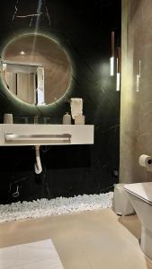 a bathroom with a sink and a mirror at Habitación en suite in Fernando de la Mora