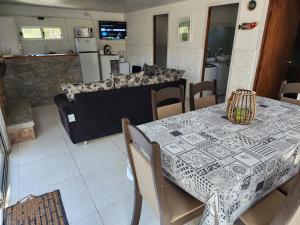a kitchen and dining room with a table and chairs at Ohana2 Punta Ballena cero nueve siete tres uno ocho ocho nueve cinco in Punta del Este