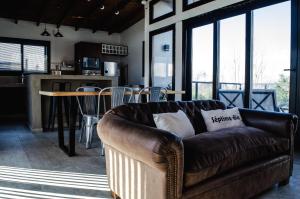 a living room with a leather couch and a table at Séptimo Día in Tandil