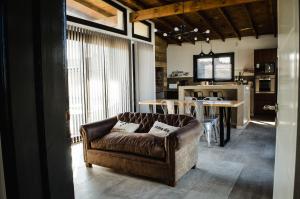 a living room with a brown couch and a table at Séptimo Día in Tandil