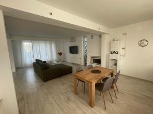 a living room with a table and a couch at Residence Casablanca in Cîrcea