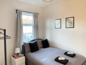 um quarto com uma cama com duas toalhas em Kisobi Home Bedroom 2 em Hull