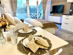 a hotel room with a bed and a table with hats on it at Modernes Apartment inkl. TG-Stellplatz in der Nähe zum Bahnhof - YUKA Apartments in Schwäbisch Hall