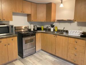 uma cozinha com um fogão e um micro-ondas em Appartement La Macaza em La Macaza