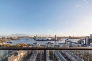 - une vue sur une rivière avec un navire dans l'établissement Canary Wharf & O2, à Londres