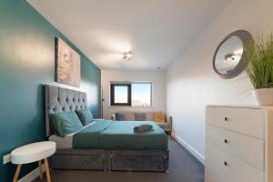 - une chambre avec un lit vert et une chaise dans l'établissement Canary Wharf & O2, à Londres
