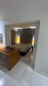 um quarto de hotel com uma cama e uma secretária em Lindo Ap no melhor de Copacabana no Rio de Janeiro