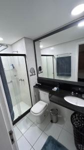 uma casa de banho com um WC, um lavatório e um chuveiro em Lindo Ap no melhor de Copacabana no Rio de Janeiro