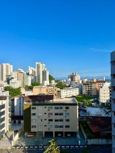 uma vista para uma cidade com edifícios altos em Lindo Apartamento Vista mar Portaria 24h Piscina e Lazer no Guarujá