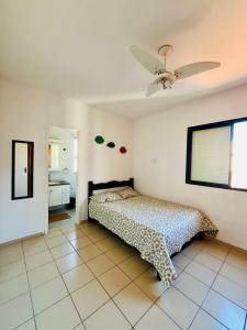 Un pat sau paturi într-o cameră la Lindo Apartamento Vista mar Portaria 24h Piscina e Lazer
