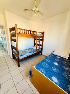 Bunk bed o mga bunk bed sa kuwarto sa Lindo Apartamento Vista mar Portaria 24h Piscina e Lazer