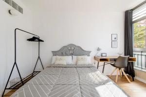 um quarto com uma cama, uma secretária e uma janela em SantaRooms em Santa Cruz de Tenerife