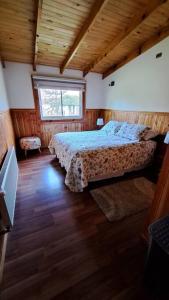een slaapkamer met een bed en een raam bij Casa en Villa García, cerca de Melipeuco y Cunco in Cunco