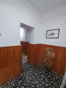 um quarto vazio com um urso de peluche na parede em Depto Libres# em Paso de los Libres