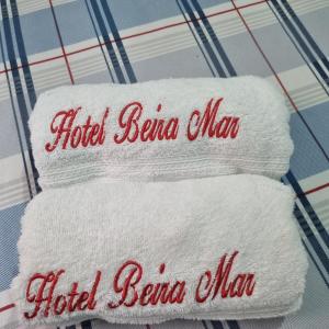 Dos toallas en un estante con las palabras hotel beta man en Hotel Beira Mar, en Natal
