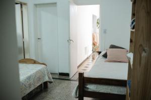 1 dormitorio con 2 camas en una habitación en Casa Mechi en Gualeguaychú