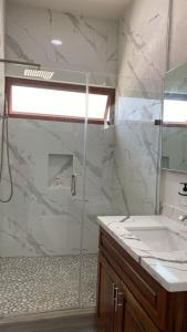un baño con ducha y lavabo en San pancho bungalows, en San Francisco