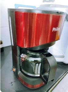 une cafetière rouge assise au-dessus d'un comptoir dans l'établissement Casa Excelente Localização Perto Furg,Praia!, à Rio Grande