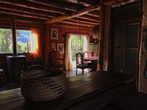 a room with a table and a dining room at Lo de Flora Hostel in Los Repollos
