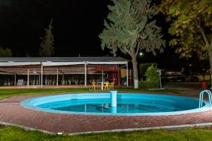 una pequeña piscina en un patio por la noche en HOTEL DEL VALLE INN IXMIQUILPAN, en Ixmiquilpan
