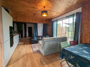 sala de estar con sofá y mesa en Gîte Niherne, 7 pièces, 12 personnes - FR-1-591-427, en Niherne