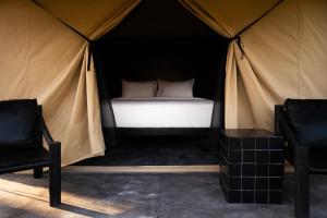 Postel nebo postele na pokoji v ubytování Toteme Glamping and Hot Spring Kintamani