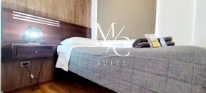 a bedroom with a bed with a blue blanket at MC Suite - Sur in Antofagasta