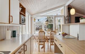 een keuken en eetkamer met een tafel en stoelen bij 3 Bedroom Awesome Home In Gilleleje in Gilleleje