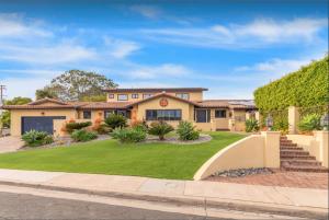 una casa con un cortile verde di La Jolla Luxury Estate - Massive Yard, Pool-Spa, Fast WiFi & Outdoor Fireplace a San Diego