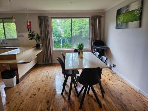 Un comedor con mesa y sillas y una ventana. en Dar Rahah, en Orange