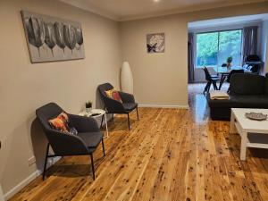 una sala de estar con un sofá y sillas en Dar Rahah, en Orange