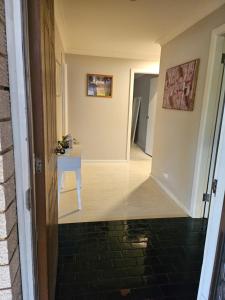 un pasillo que conduce a una habitación con una mesa en Dar Rahah, en Orange 19 fotos más