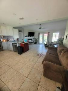 Η κουζίνα ή μικρή κουζίνα στο Beautiful 3 bedroom home 4 minutes from the beach
