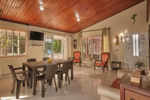 sala de estar con mesa de comedor y sillas en Apartamentos Turísticos Casa Manuela, en San Andrés