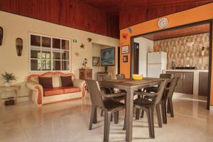 sala de estar con mesa, sillas y sofá en Apartamentos Turísticos Casa Manuela, en San Andrés