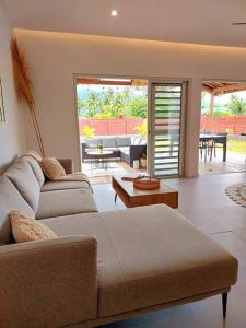 - un salon avec deux canapés et une terrasse dans l'établissement ANAA Villa - Tropical experience, à Atiha