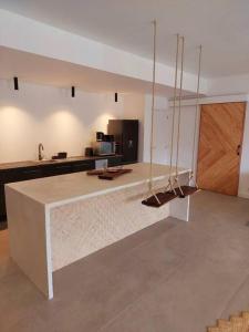 - un salon avec une table et une porte en bois dans l'établissement ANAA Villa - Tropical experience, à Atiha