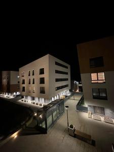 uitzicht op een gebouw 's nachts bij Bjelasnica studio apartment in Bjelašnica