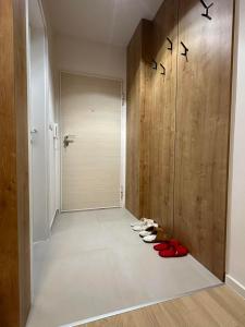 een hal met rode schoenen en een deur bij Bjelasnica studio apartment in Bjelašnica