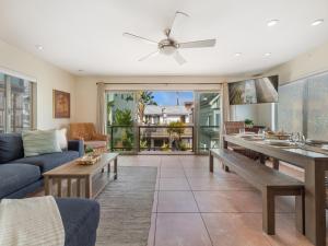 ein Wohnzimmer mit einem Sofa und einem Tisch in der Unterkunft Ocean View Beach Haven! Steps2Beach & Pet Friendly in San Diego