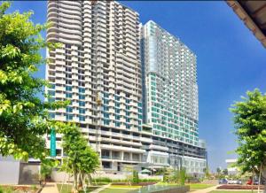 Kebonnanas的住宿－Troom treepark city apartement，一座大型建筑,有两座高高的摩天大楼