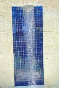 einem Brunnen mit Frisbee vor einem blauen Fenster in der Unterkunft Casa Amora em Imbassaí in Mata de Sao Joao