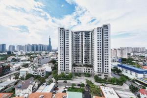 vistas a un gran edificio de una ciudad en Roomio De Capella - Share Apartment, en Ho Chi Minh