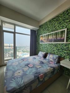 Tempat tidur dalam kamar di Troom treepark city apartement