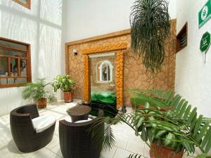 una sala de estar con una pecera en la pared en Hotel San Julian, en Buga