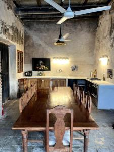 a large wooden table and chairs in a kitchen at Casa de Flaco in Álamos