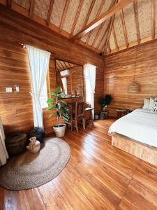 a bedroom with a bed and a desk in a room at La pipa Uluwatu in Uluwatu