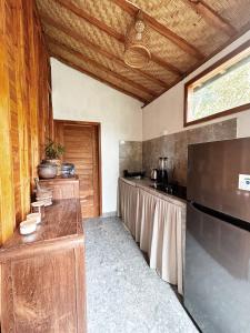 uma cozinha com um balcão longo num quarto em La pipa Uluwatu em Uluwatu